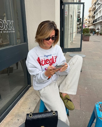 Sweatshirt zur Hose im klassisch gestreiften Pyjama-Look – eine einfache, trendy Kombi.