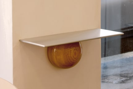 «Equilibrium Shelf» di Navet per Vero International | alluminio, frassino.