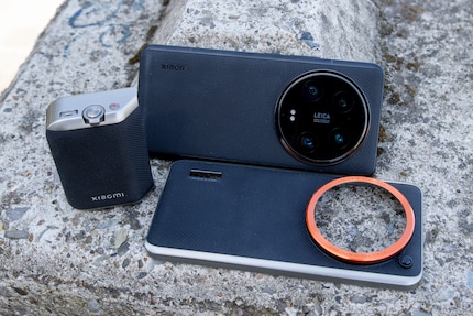 The photography kit consists of a case and a battery pack with controls