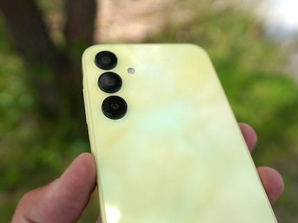 L’arrière en plastique coloré rappelle l’iPhone 5c.