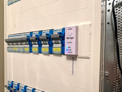 Uno Shelly Pro 3 EM misura i flussi di energia e può ottimizzarli insieme al Solar Manager. (E sì, l'elettricista lo ha inserito al contrario perché non c'era spazio a sufficienza nel quadro elettrico).