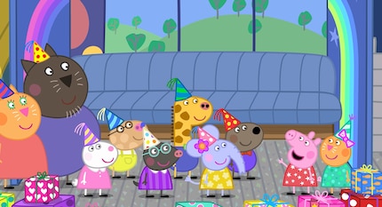 D’Emily Elephant à Zoe Zebra : le jour de son anniversaire, Peppa fait la fête avec ses amis.