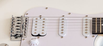 Diese Gitarre hat links (beim Steg) einen Humbucker, in der Mitte und beim Hals je einen Single-Coil-Tonabnehmer.
