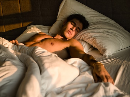 Grazie al suo fisico da modello, quest'uomo non deve preoccuparsi di dimagrire tremando mentre dorme.