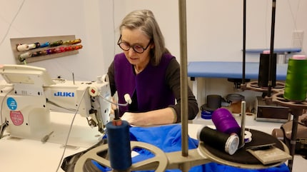 Im eigenen Atelier entwirft, näht und repariert Barbara Heinze nachhaltige Outdoorkleidung.