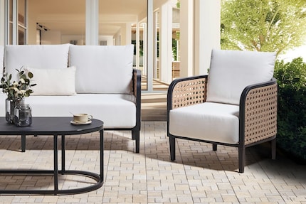 The single-coloured seat cushion really showcases the pattern of the Viennese wicker.