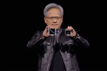 Nvidia CEO Jensen Huang stellt im März 2024 den neuen Blackwell-Chip vor.