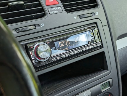 Moment rétro avec l’autoradio JVC qui clignote comme un sapin de Noël.