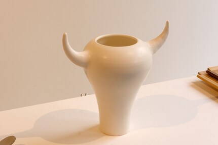 Die Blumenvase «Cattle» ist nach dem Vorbild eines Kuhkopfes gestaltet.