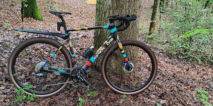 La bicicletta di prova di Shimano con il nuovo «GRX Di2 RX825» e gli pneumatici Schwalbe «G-One R» da 45 millimetri.
