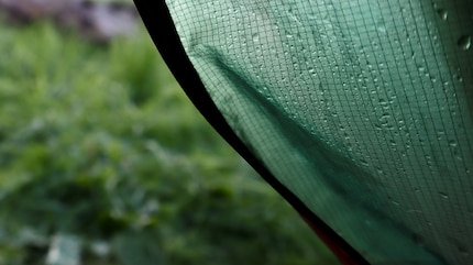 Mouillé à l'extérieur, sec à l'intérieur - le matériau enduit de silicone a tenu l'humidité à distance.