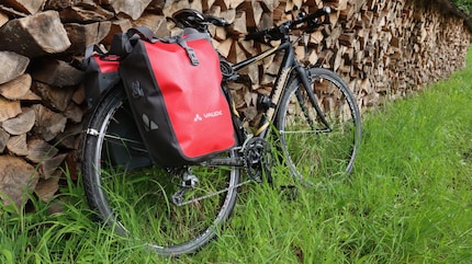Ma chambre à coucher en plein air, mes vêtements de rechange, mon appareil photo et mes collations sont bien rangés dans les sacoches de vélo étanches.