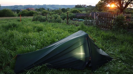 Confortablement installé sur une pelouse, la nuit peut venir.