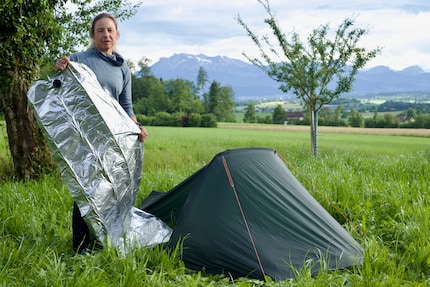 Grâce à son revêtement réfléchissant, le matelas gonflable offre beaucoup de chaleur.