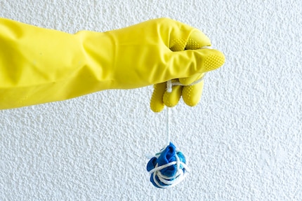 Tutto è permesso nel bondage sulle calze. Più stringi il nodo, meno colore penetra in quest'area.