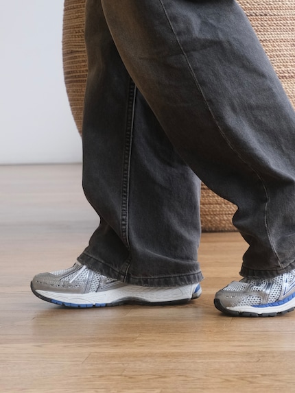 Angezogen wirkt es fast, als würde die Hose natürlich so fallen.
