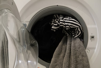 Ist die Waschmaschine überladen, wirkt sich das auf die Dauer aus.