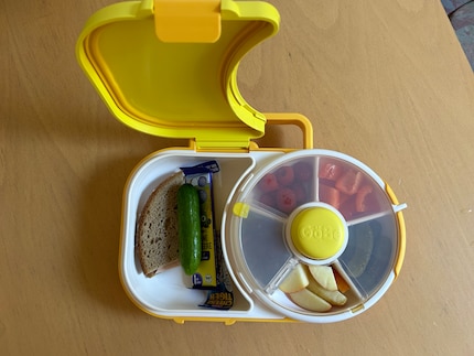The airtight compartment on the left; the spinner on the right. This is what the unusual lunchbox from Göbe’s about.