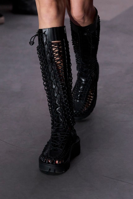 Queste scarpe intrecciate sono il risultato di una collaborazione tra Noir Kei Ninomiya e Keen.