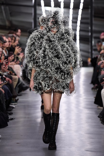 Ecco come può apparire l'incontro tra alta moda e moda funzionale.