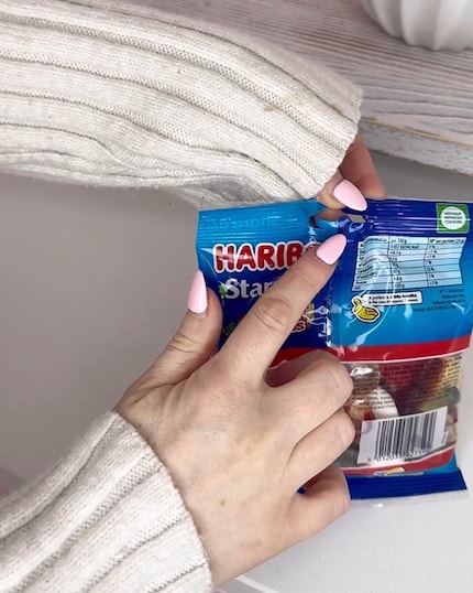 Die Lasche im Loch an der Haribo-Tüte ist offenbar nicht nur zum Aufhängen gedacht.