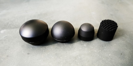 Die diversen Aufsätze der «Theragun Sense»: Dampener, Standard-Ball, Thumb, Micro-Point.