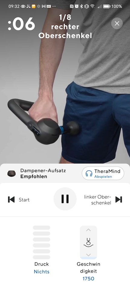 Die «Theragun Sense» zeigt über die App Druck und Geschwindigkeit an.