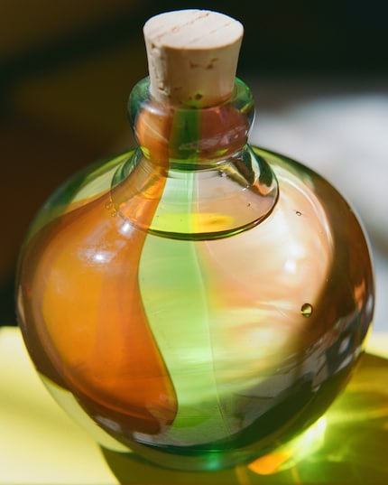 Il «Unicorn Multiuse Oil» costa 195 dollari. La fiala, con il suo caleidoscopico gioco di colori, è prodotta in uno studio in Messico. È solo uno dei tanti produttori con cui il marchio collabora.