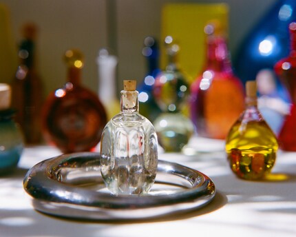 Il design della confezione ricorda l'inventario della cucina di una strega di lusso.