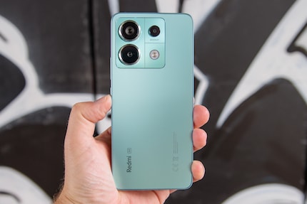 Xiaomi propose également le Redmi Note 13 Pro 5G en noir et en violet clair.