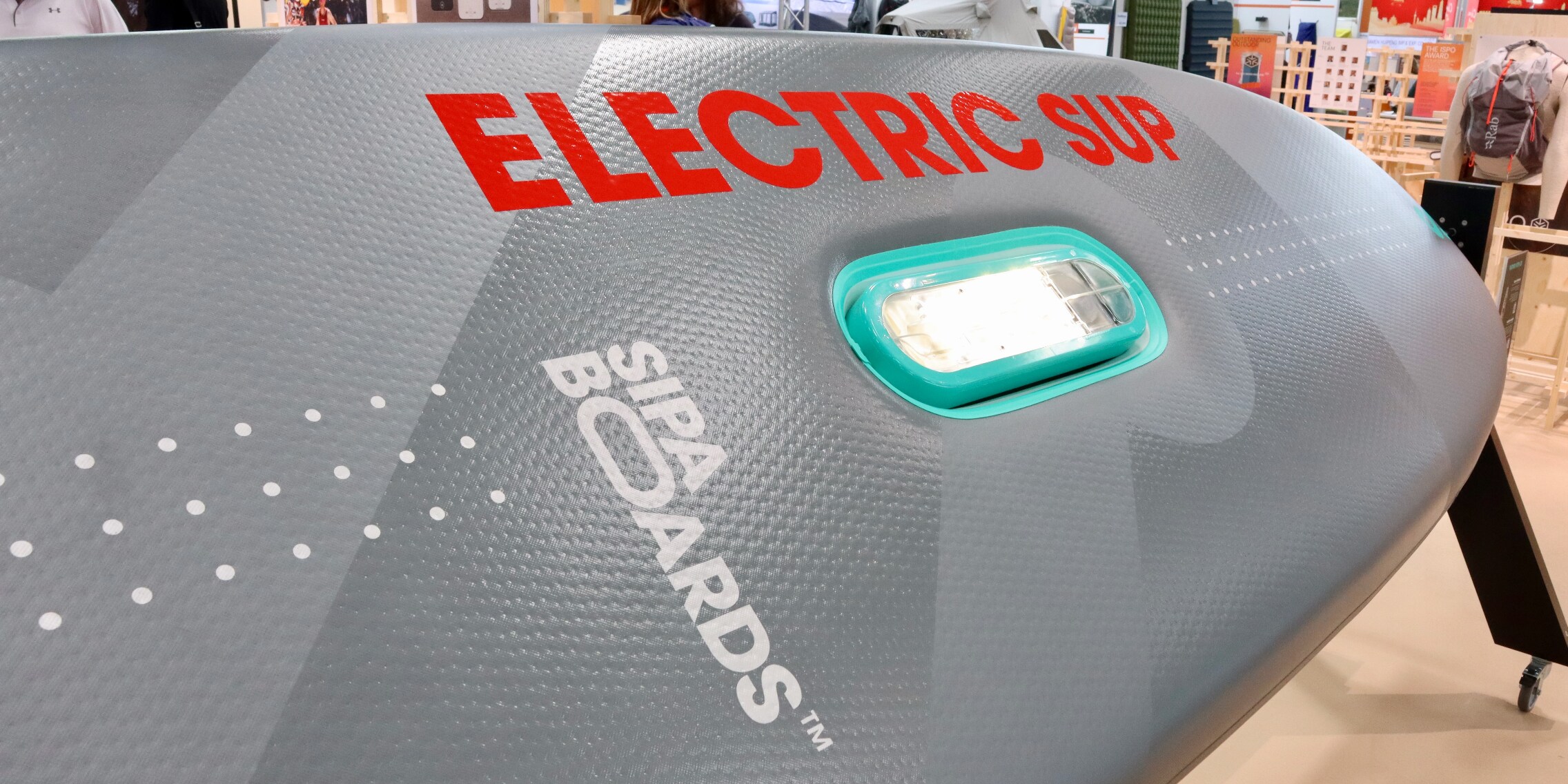 Pourquoi une planche de standup paddle à propulsion électrique est un