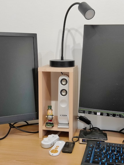 Un support fait maison pour la lampe de lecture.
