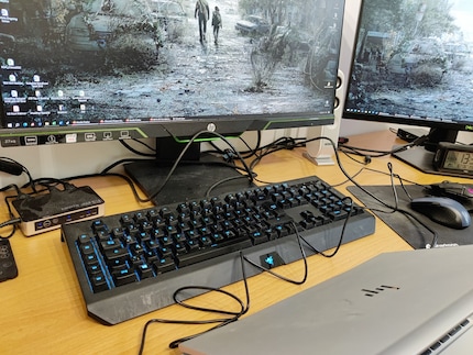 Avec mon ordinateur portable de travail, l’enchevêtrement de câbles paraît inévitable.