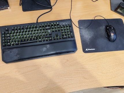 Ma souris et mon clavier apportent un peu d’éclairage RGB à la configuration de mon bureau.