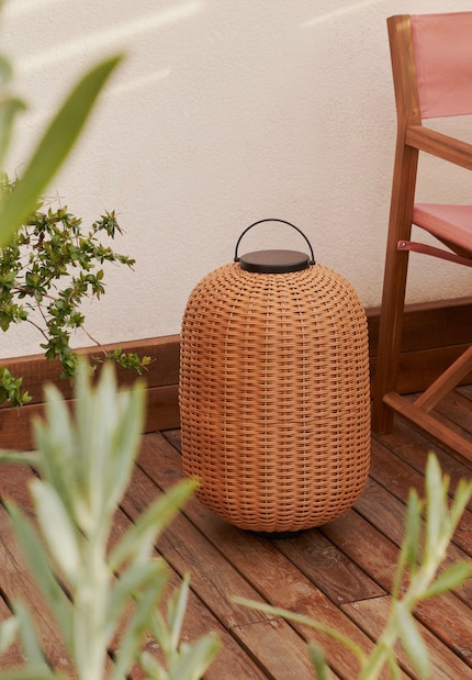 Elegant verpackt: «Saranella» versteckt ihre Technik hinter einem kunstvollen Geflecht.