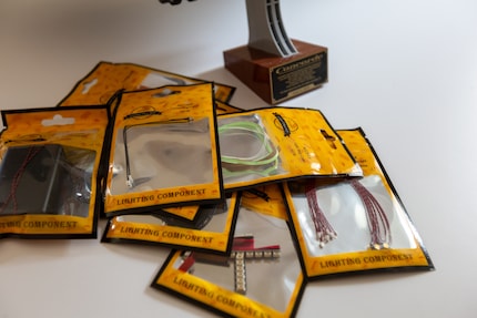 The scope of delivery includes several bags of electrical components.