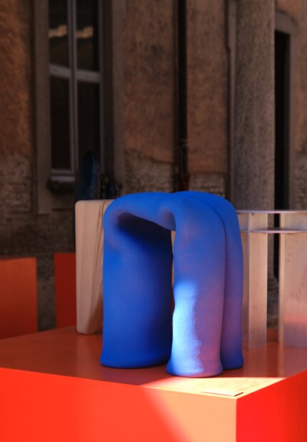 «Rug'n Roll» di Budde: anche un materiale di uso quotidiano come il cemento prende vita nel blu dipinto di blu.