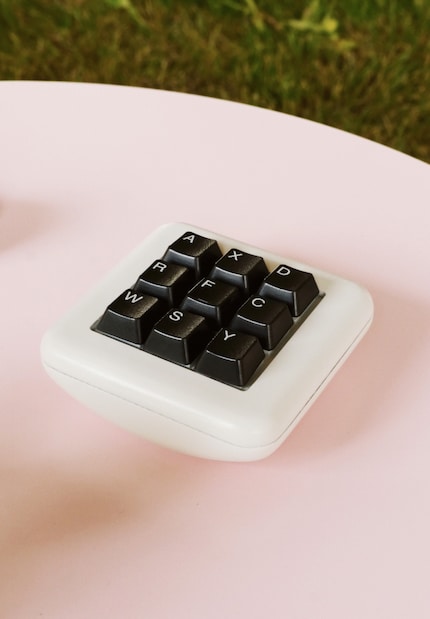 Questo oggetto di design è ispirato a una tastiera, ma ha uno scopo diverso.