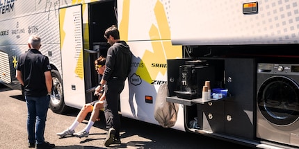 Die Ruhe vor dem Sturm am Start beim Teambus mit eigener Kaffe- und Waschmaschine. Die Solarpanels auf dem Dach versorgen den Bus bei Bedarf mit mehreren Stunden Strom, ohne dass der Motor läuft.