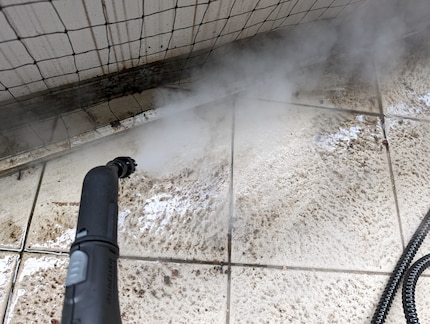 Les saletés hivernales sur le balcon peuvent être éliminées à la vapeur, mais il faut beaucoup d’huile de coude.