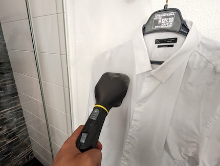 Avec cet accessoire vendu séparément, le Kärcher se transforme en défroisseur vapeur.