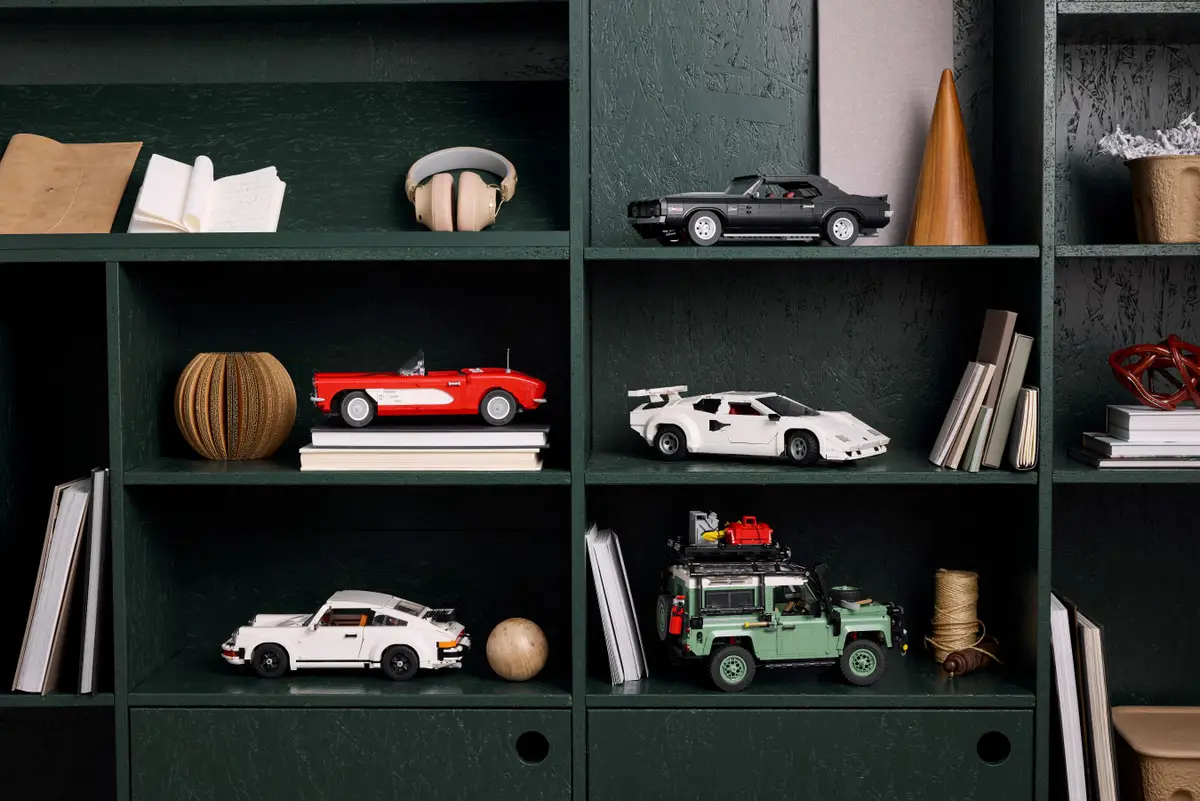 La Lamborghini Countach fait bonne figure sur une étagère à côté des autres voitures de la série Icons de Lego.