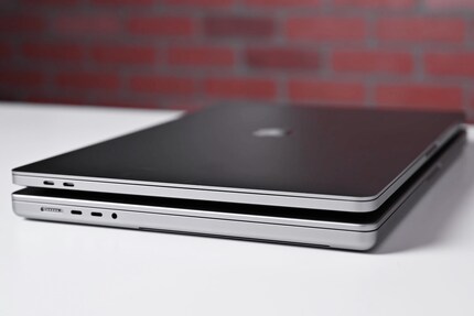 Bientôt, le MacBook Pro pourrait redevenir aussi fin que la version de 2019 (en haut). Le design actuel (en bas) est légèrement plus épais, plus carré et plus lourd.