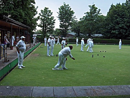 Briten spielen Bowls – natürlich auf Rasen.