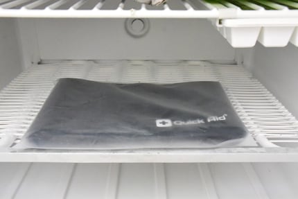 It's getting cold in here: Meine Migränemaske bereitet sich im Gefrierfach auf ihren ersten Einsatz vor.