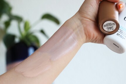 En bas à gauche sur mon bras : crème solaire + fond de teint. Juste au-dessus : crème solaire + autobronzant liquide.