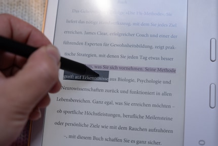 J'aime marquer les passages importants d'un livre. Mais je ne peux le faire qu'en maintenant le bouton du stylet enfoncé. Ce n'est pas une solution optimale. 