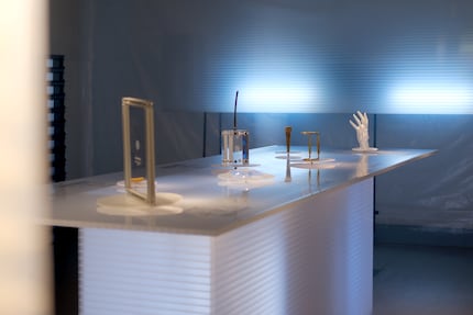 Ci sono sette urne digitali sul tavolo della mostra.