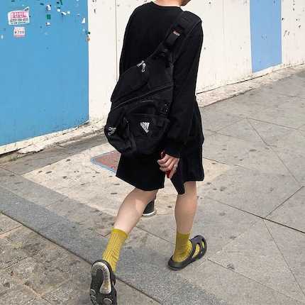 Les sabots se portent aussi bien avec des chaussettes.