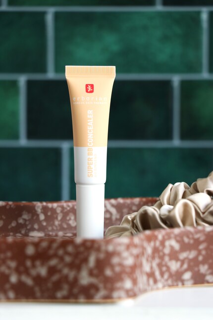 Le Super BB Concealer d’Erborian est disponible en cinq nuances. J’utilise la teinte « Nude ». 